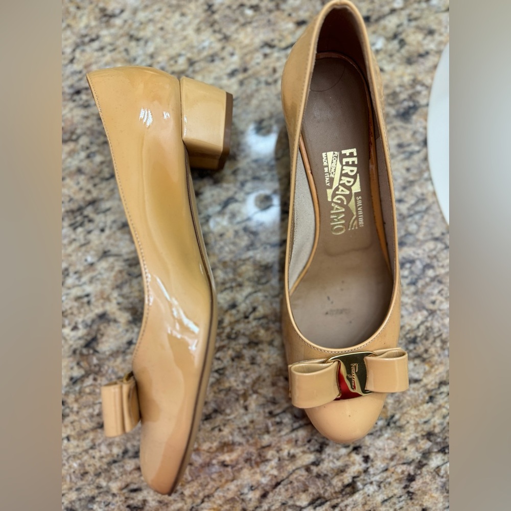 Ferragamo Vara Patent Leather Glossy Pumps in Size 7 - Picture 3 of 4